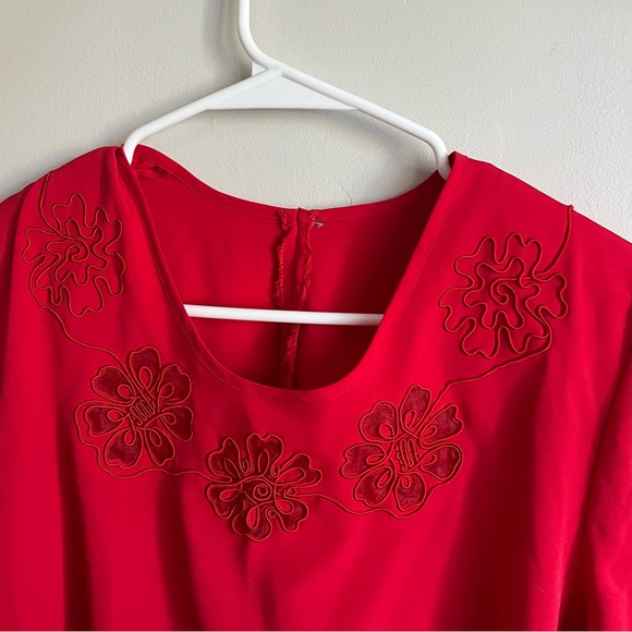 3/$40 Vintage C & A Red Short Sleeve Blouse with cut out flower design Size 16 - Picture 3 of 6